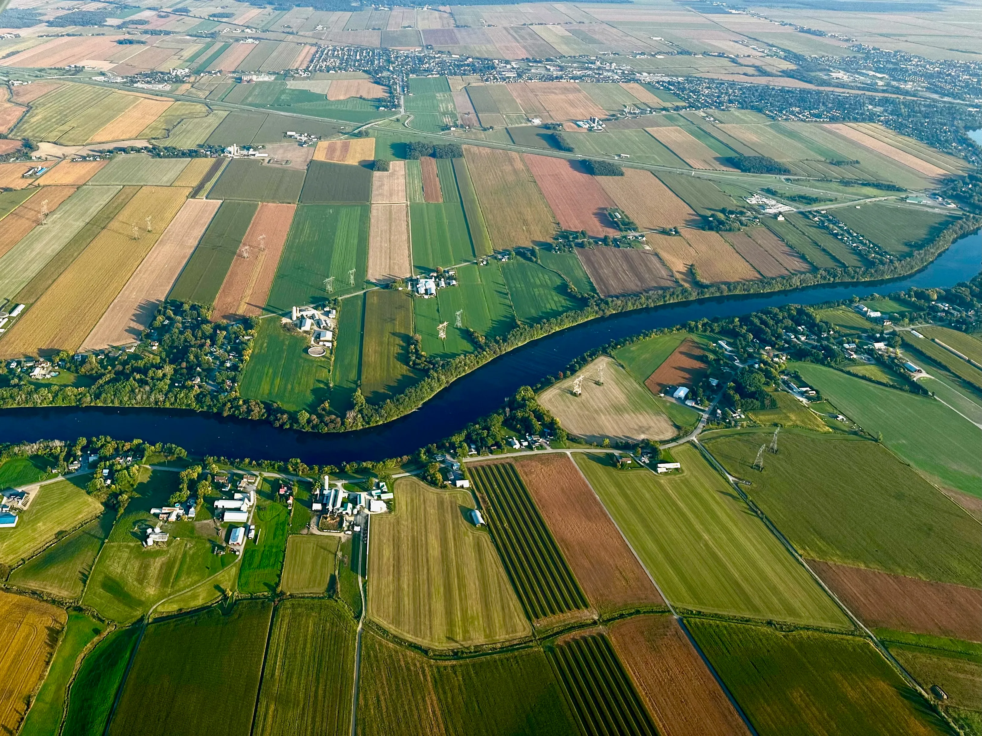Rivière Richelieu et les champs au soleil couchant