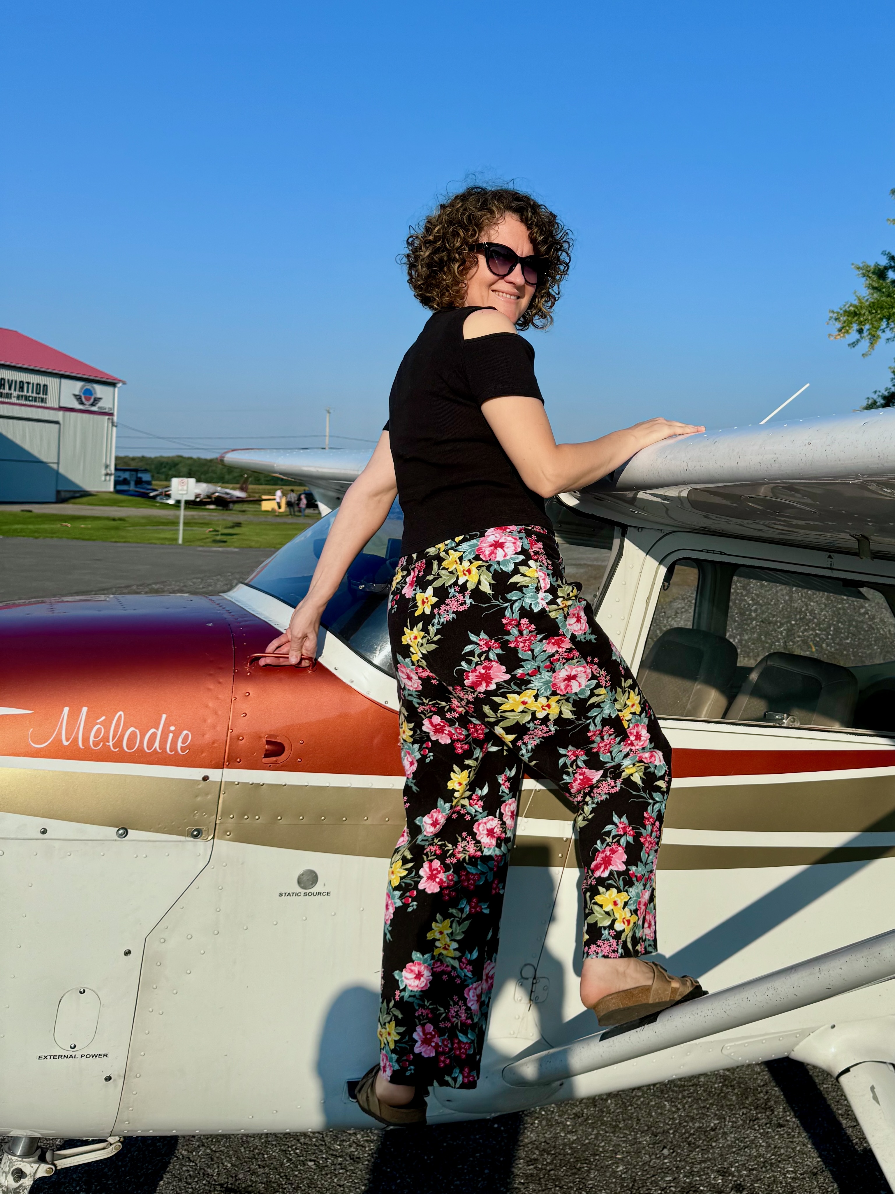 Yanina vérifie l'avion avant le vol